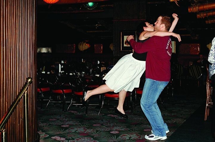 Фото из интернета. Виснет на шее бывшего отчима.