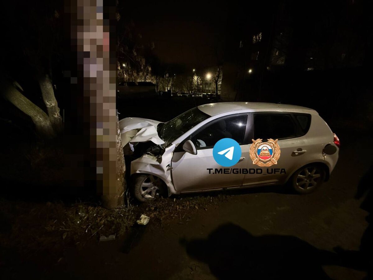    Пьяный водитель без прав врезался в столб в Уфе