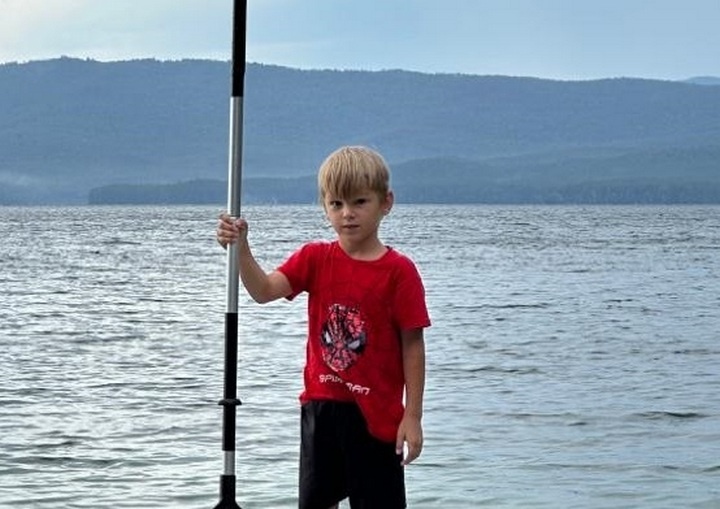 10-летний мальчик в диких условиях спас раненого папу: в одиночку ребенок разбил лагерь и преодолел десятки километров в поисках помощи