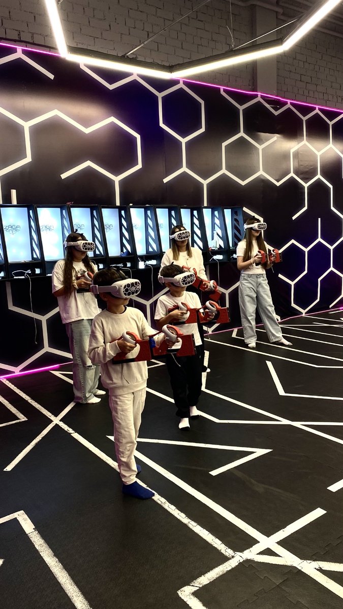 Дети, которые в жизни не могли поделить игру, начали кричать «Налево!», «Прикрываю!» и вместе радоваться победам.