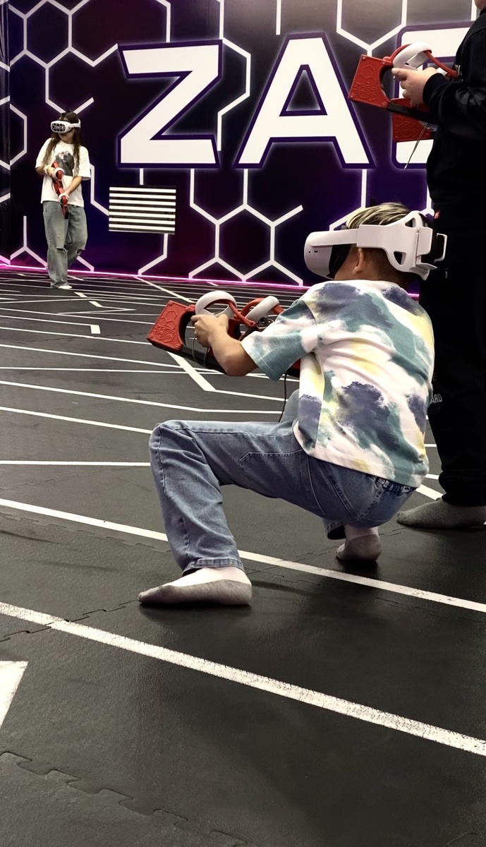 Дети активно двигались, приседали, поворачивались. 