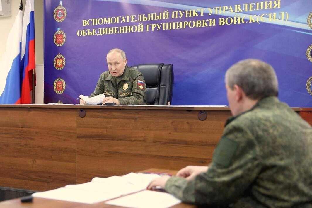 Президент РФ Владимир Путин во время совещания с начальником Генерального штаба Вооруженных сил РФ – первым заместителем министра обороны РФ Валерием Герасимовым и командующими группировками, задействованными в СВО, в одном из пунктов управления Объединенной группировки войск
Фото: REUTERS/Kremlin.ru