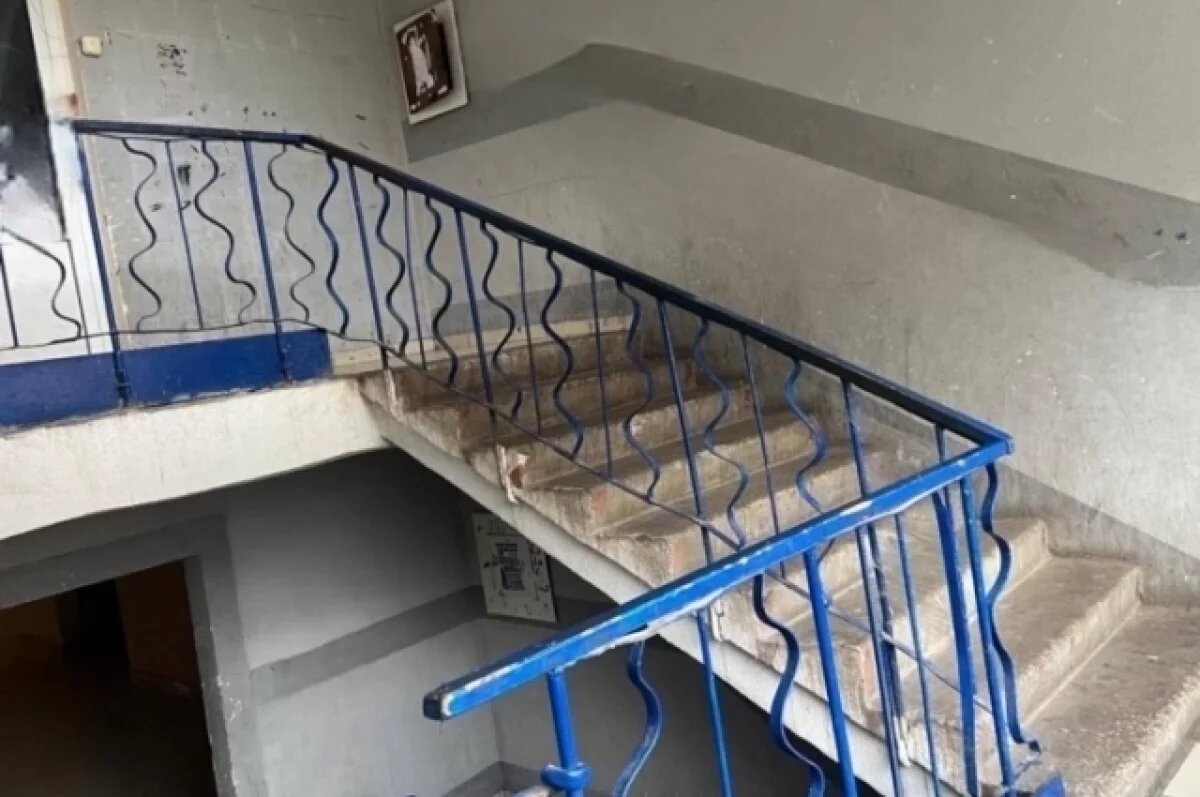    В Жигулёвске задержали мужчину, избившего прохожего в подъезде