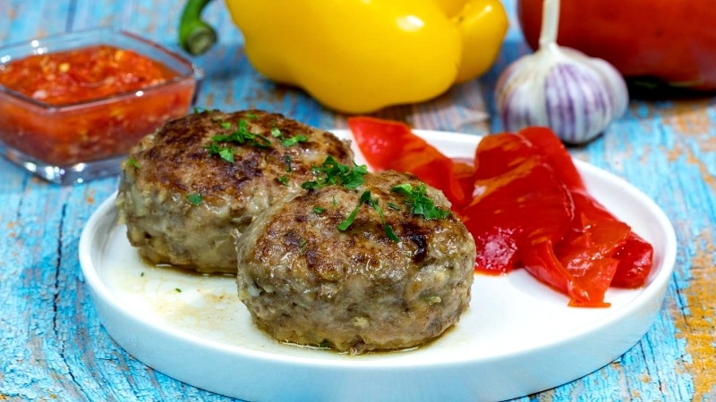 Сочные котлеты из двух продуктов