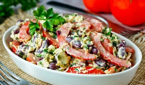 Салат с фасолью, помидорами и сыром
