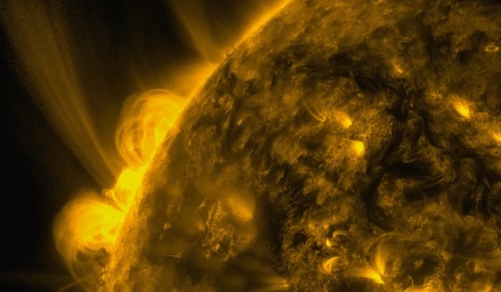    Вершины магнитных петель взлетают на высоту до 200 тысяч километров над поверхность Солнца