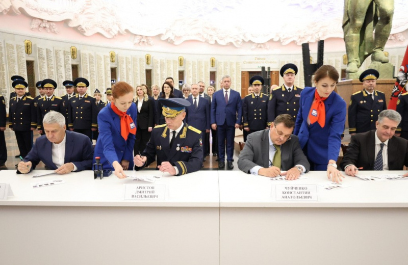    Глава Карелии поздравил бывших коллег-приставовАртур Парфенчиков / VK