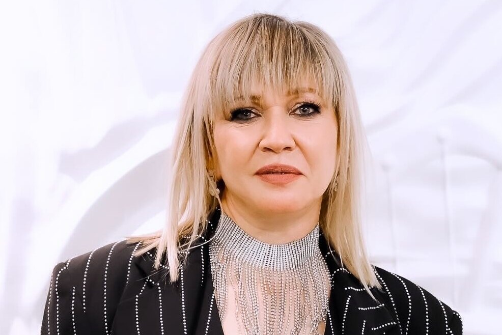     Солистка группы «Комбинации» Татьяна Иванова со сломанной рукой вышла в свет