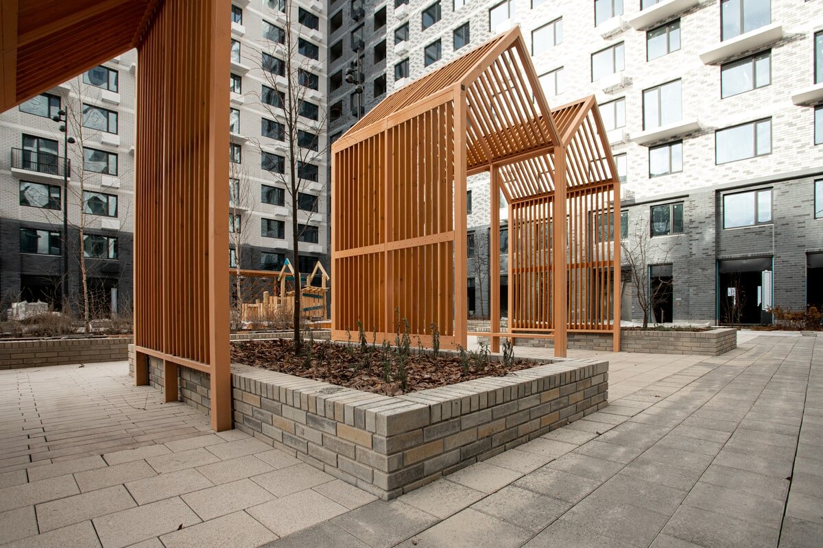 Декоративная стенка из кирпича обеспечивает клумбе долговечность, устойчивость к погоде и аккуратный внешний вид