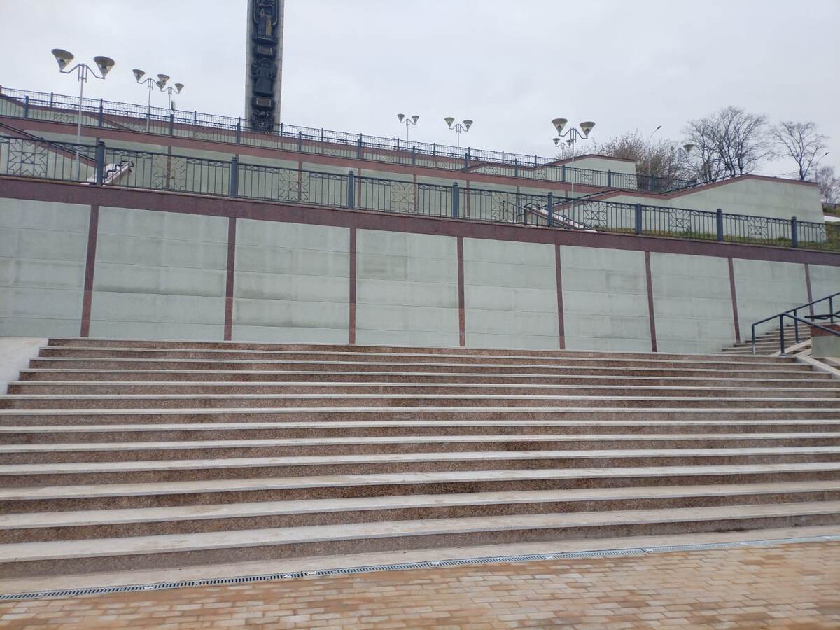 Эспланада на набережной Ижевского пруда имени зодчего С.И. Дудина после ремонта 2025 года.