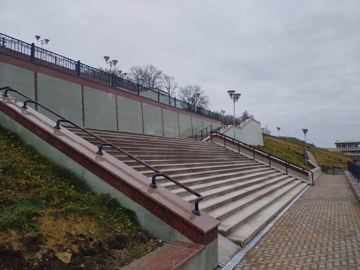 Эспланада на набережной Ижевского пруда имени зодчего С.И. Дудина открыта после ремонта в нобяре 2025 года.