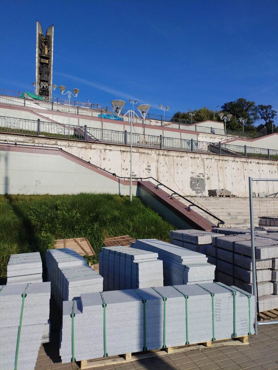 Начало ремонта эспланады набережной Ижевского пруда. Лето 2025 г. Гранитные плиты