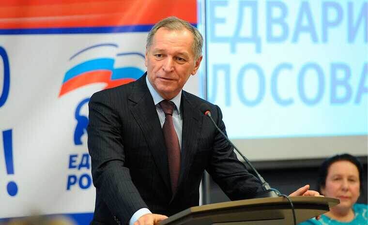 «В стране денег нет!» — А где они? Да вот тут же!