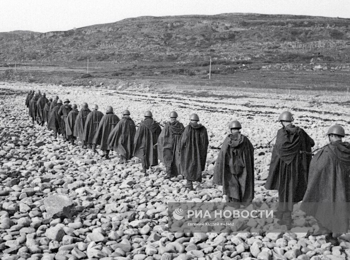 Советские автоматчики идут вдоль берега Кольского залива на новый огневой рубеж.