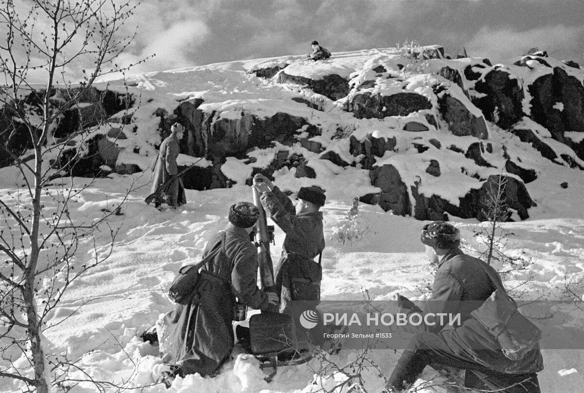 Орудийный расчет минометчиков ведет огонь по противнику на острове Рыбачий. Карельский фронт.