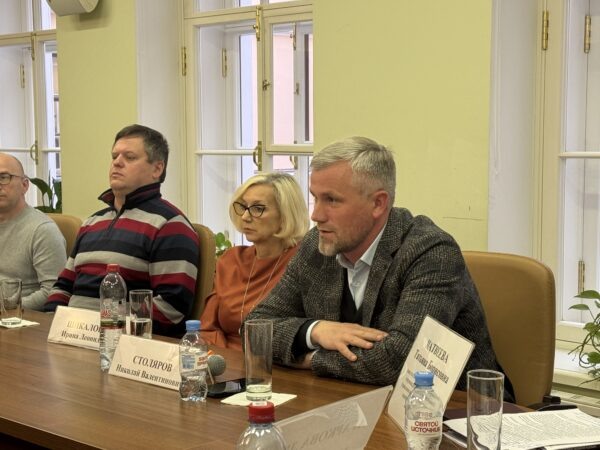 Николай Столяров (крайний справа), Ирина Шикаловская и Виктор Саукин. Фото: Дарья Архипова