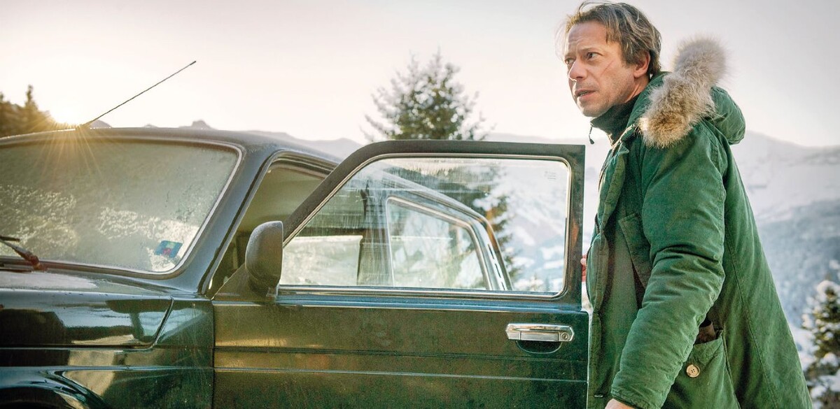 LADA Niva – без преувеличения бренд-легенда. Мало какая модель автомобиля может похвастать тем, что не сходит с конвейера более 40 лет. Вдобавок этот отечественный внедорожник активно поставлялся в различные страны мира. Например, его можно увидеть во франко-швейцарском триллере 2013 г. – «Любовь – это идеальное преступление». На «Ниве» там рассекает главный герой – профессор литературы в Лозаннском университете.