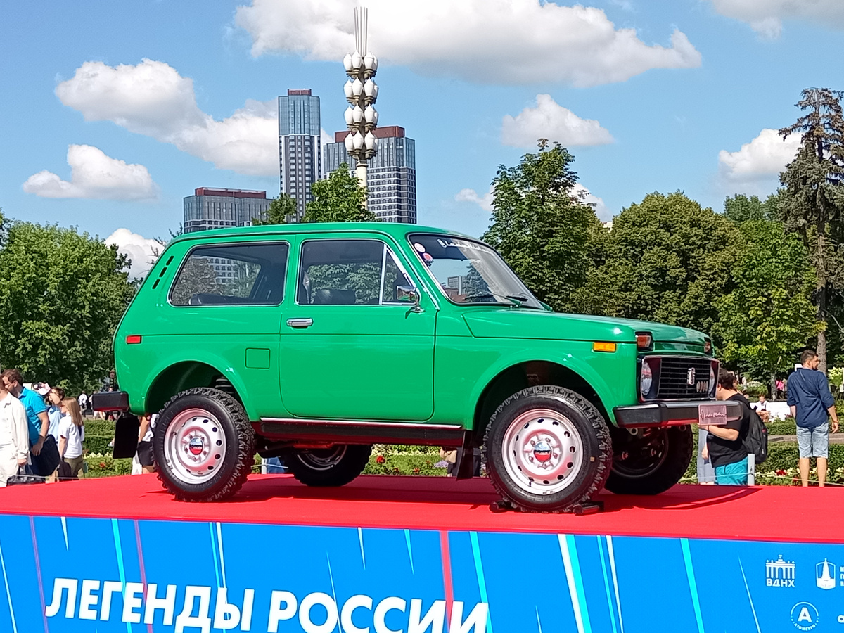 LADA Niva Legend на большом автомобильном фестивале «ПроДвижение» на ВДНХ в Москве в августе 2025 г. Дизайн и компоновка автомобиля хорошо известны во многих странах мира: короткие свесы улучшают проходимость на пересеченной местности, компактный кузов удобен и в городе, и в лесу, а скругленные линии капота, дверей и колесных арок – классическое решение, актуальное везде и всегда. В последние годы классическая модель претерпела небольшие модернизации, получив новые сиденья, панель приборов, обивки стоек и крыши.