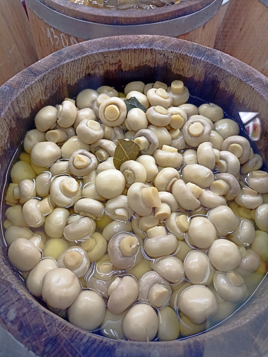 маринованые шампиньоны в бочонке