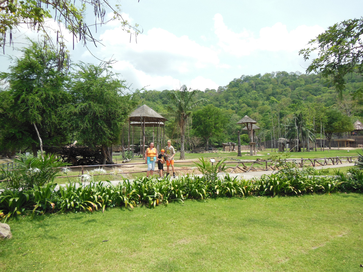 Животные находятся в естественной для себя среде обитания,  территория разбита на сектора 