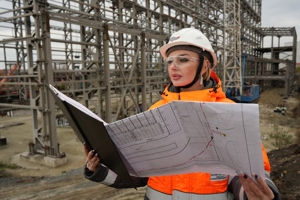 Мария Голанцева на строящемся корпусе флотационной обработки ЛГОКа. Здесь её отдел применяет самые передовые проектные решения. Фото Александра Белашова