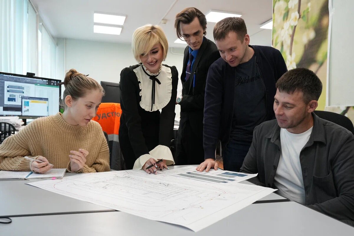 Сотрудники ПКО обсуждают один из проектов. Фото Александра Белашова