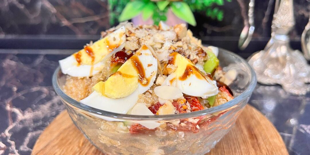 Салат с киноа, авокадо и вялеными помидорами