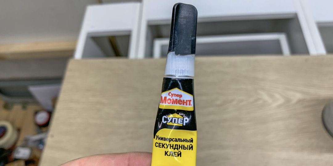 Почему суперклей хранить нужно в холодильнике и что будет, если посыпать его содой: лайфхаки, о которых не знают даже мастера