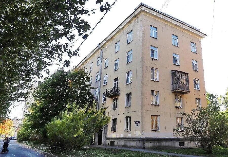 К сожалению, в 1990‑е годы орнамент ввиду его плохой сохранности закрасили серо-желтой краской, и внешний вид здания стал менее выразительным./ФОТО Дмитрия СОКОЛОВА