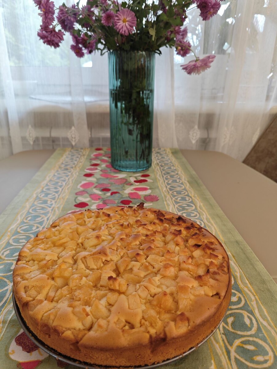 По осеннему теплый и ароматный яблочный пирог