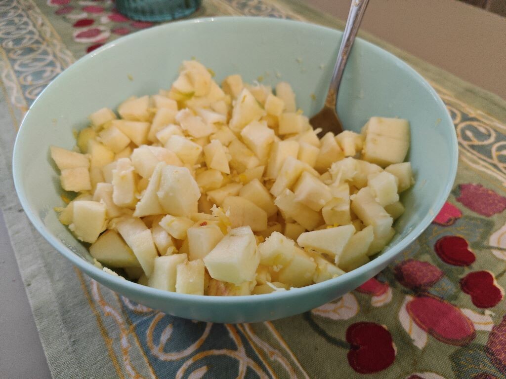 Смешали яблоки с цедрой лимона
