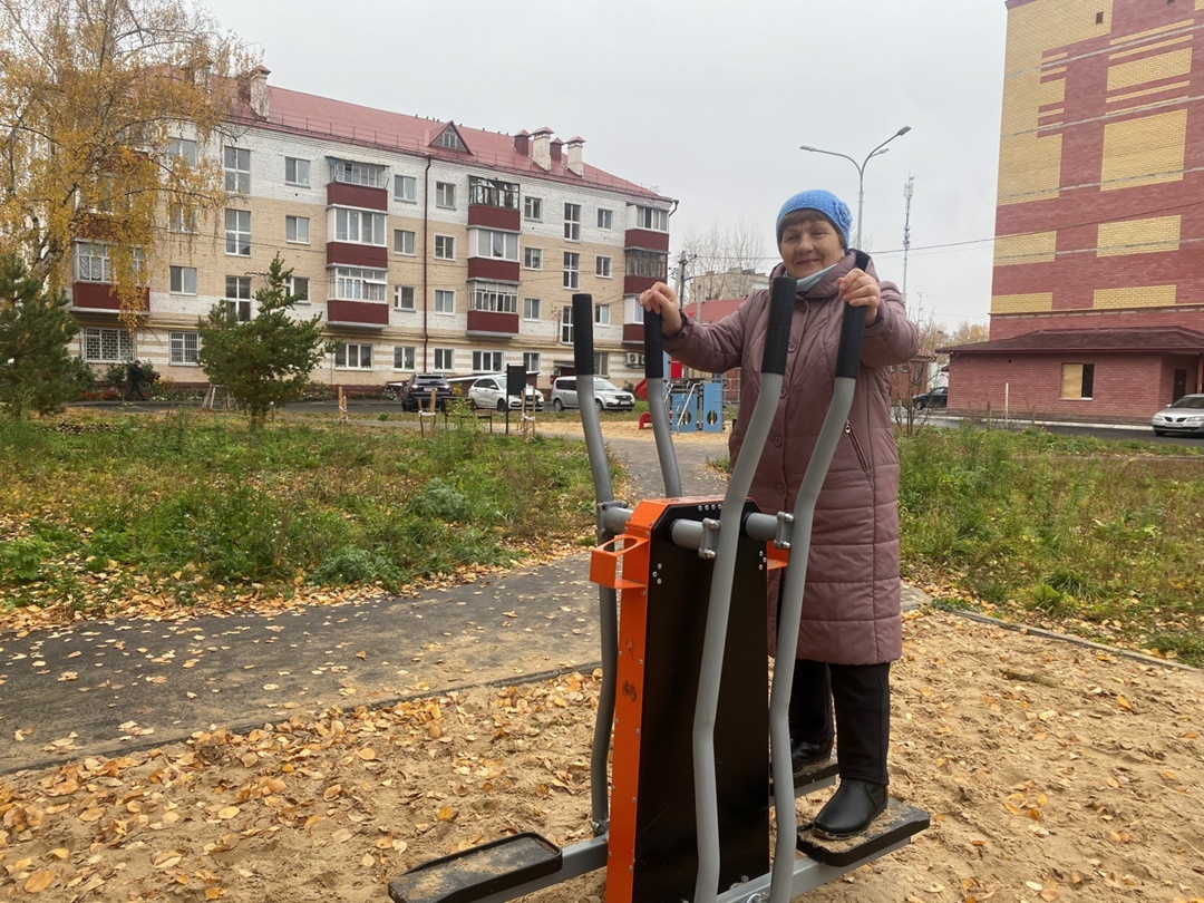 Фагиля Сабировна мечтала, чтобы в их дворе появился тренажёр «Двойные лыжи», и её мечта сбылась!