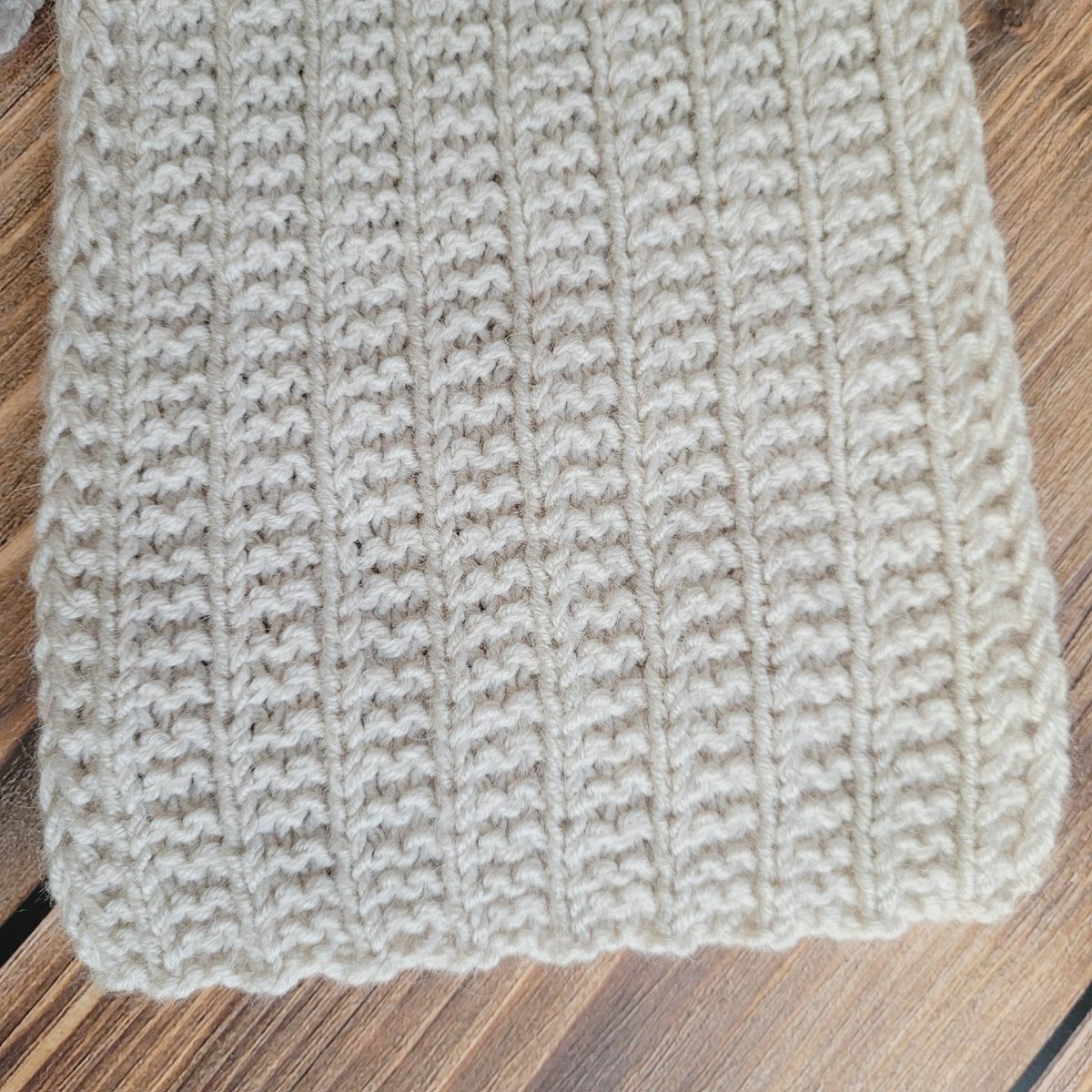 Шарф двусторонний, т.е. узор выглядит одинаково с обеих сторон.