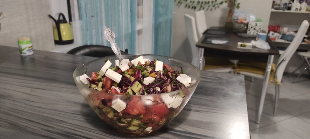    Чтобы придать вкусу салата яркость, добавляйте в него свежую зелень - она тоже очень полезна. Автор фото: Наталья Русинова