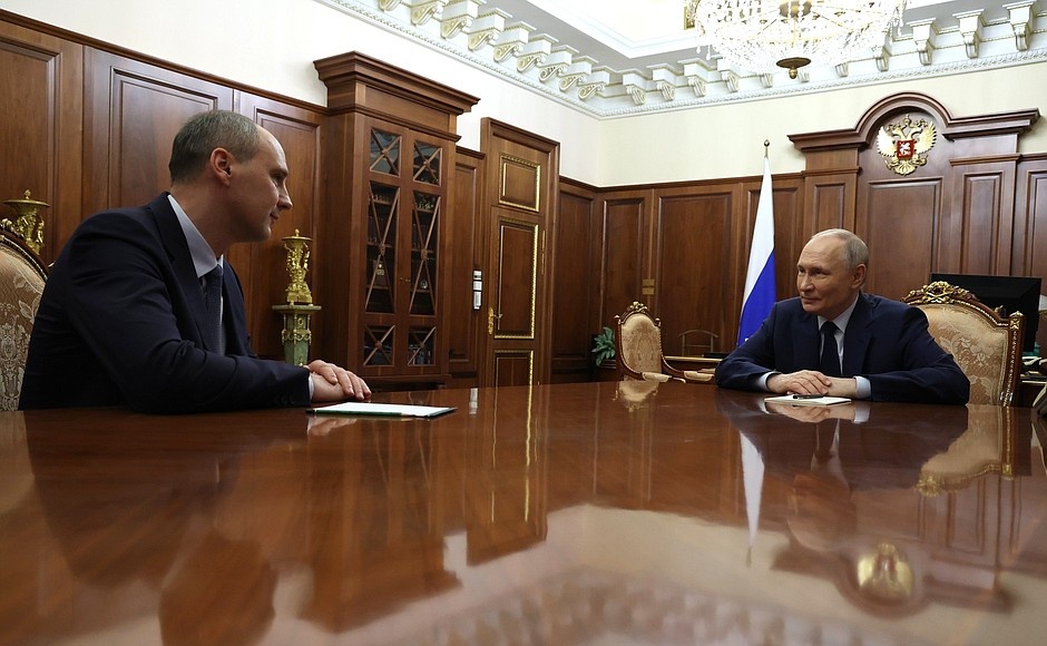 Владимир Путин предложил Денису Паслеру перейти из Оренбургской области в Свердловскую в марте 2025 года. Фото: пресс-служба Президента РФ
