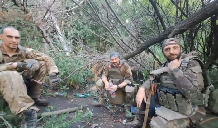 Лаухин — в центре. Кадр видео из группы «Полковая газета БАРС „Орион“ — СИБИРСКИЙ ПОЛК».