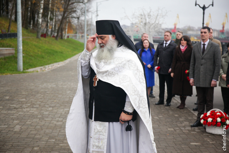    Сегодня у памятника Афанасию и Феодосию на набережной прошел праздничный молебен. Службу провел иеромонах Нил.