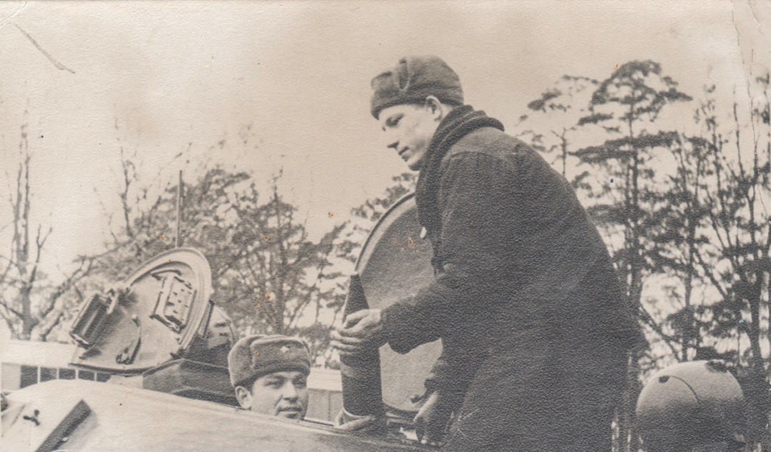 В годы армейской службы. Загрузка снарядов в танк Т-54