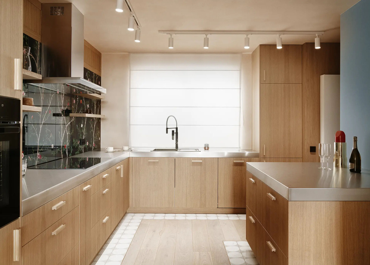 Керамогранит Lars с цветочным узором на черном фоне в интерьере кухни