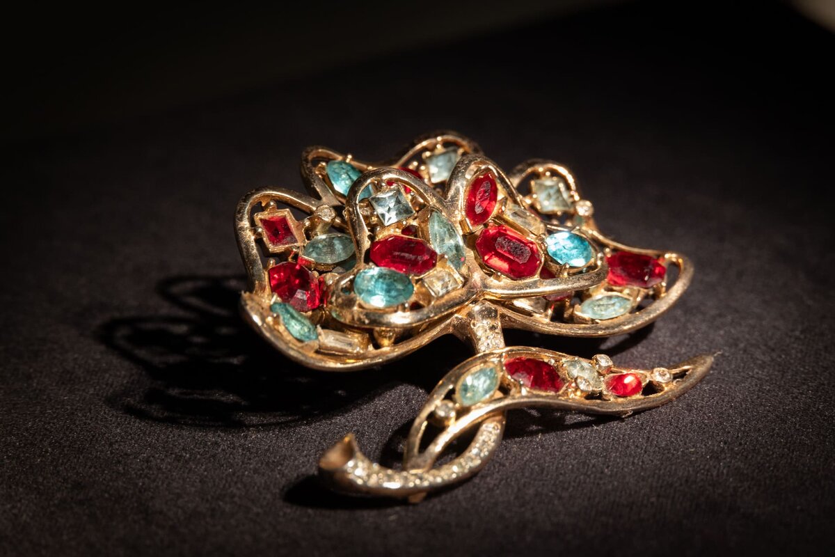 Брошь. США. 1940-е гг. Бренд «Коро Крафт» (Coro Craft). Серебро, кристаллы. Из коллекции галереи Vintage Dream