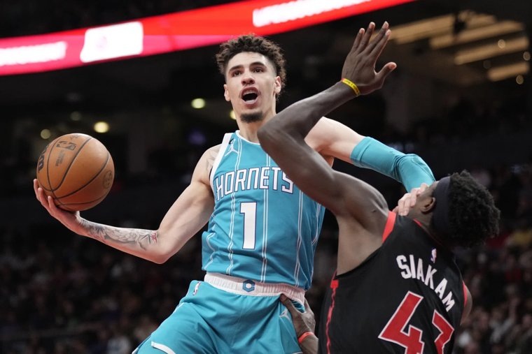    Рост звезды НБА Ламело Болла составляет 6 футов и 7 дюймов