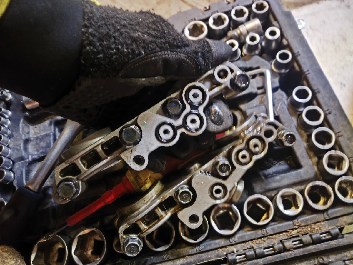 Коромысло так называемое) вверху от новой модификации евро 6 а внизу старой евро5 с дополнительным фильтром