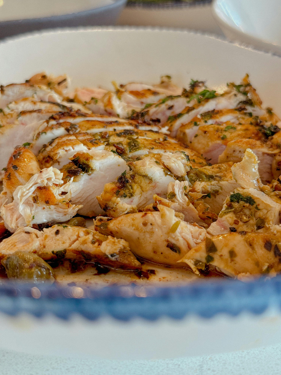 Запеченая куриная грудка в травах. Фотограф: Philippe Alamazani: https://www.pexels.com/ru-ru/photo/33795587/