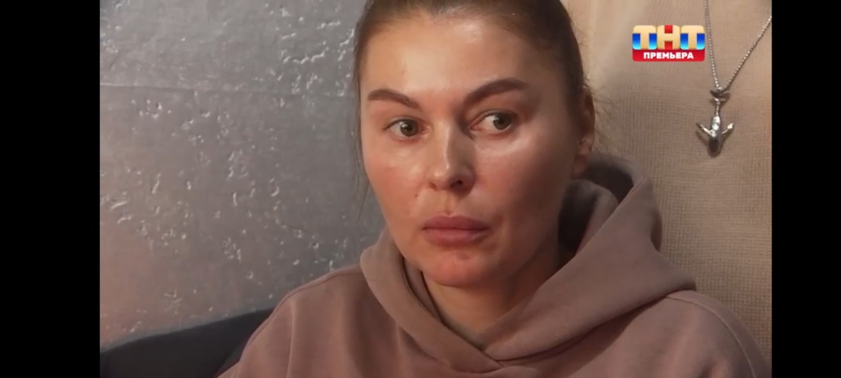 Екатерина лунатит и с кем-то разговаривает во сне. Один из разговоров удалось записать.