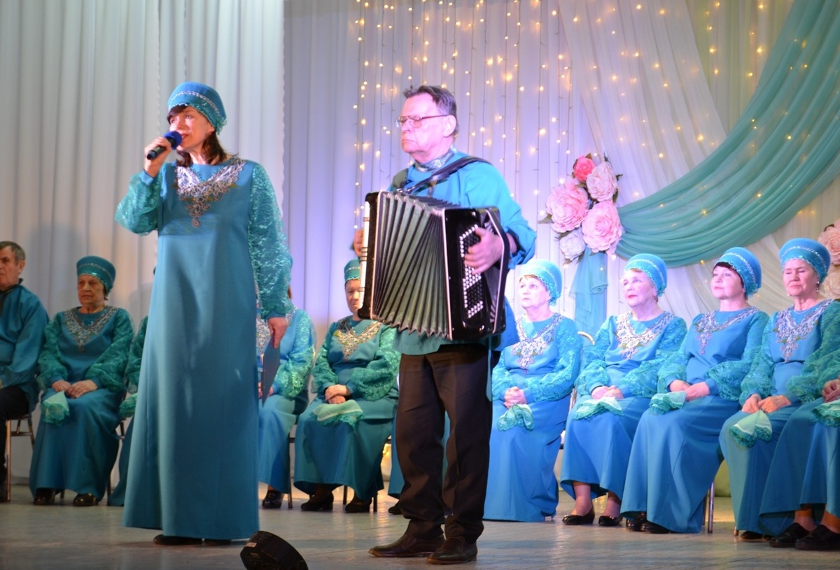 Хор «Волжаночка» и В.П. Красноперов.