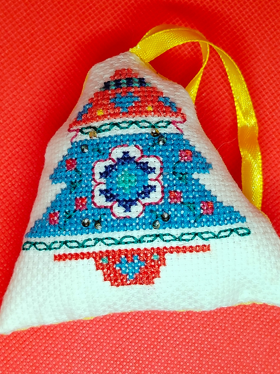 Просто для вдохновения. Вышитая елочная игрушка. Одна из моих прошлых работ.