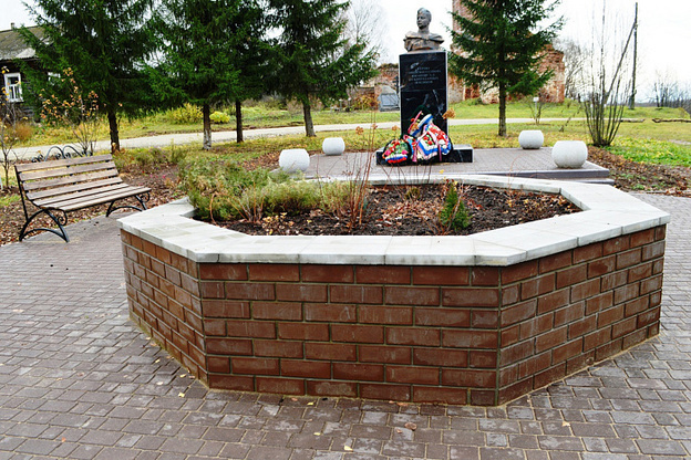    В яранском селе обновили памятник герою войны и отремонтировали дорогу