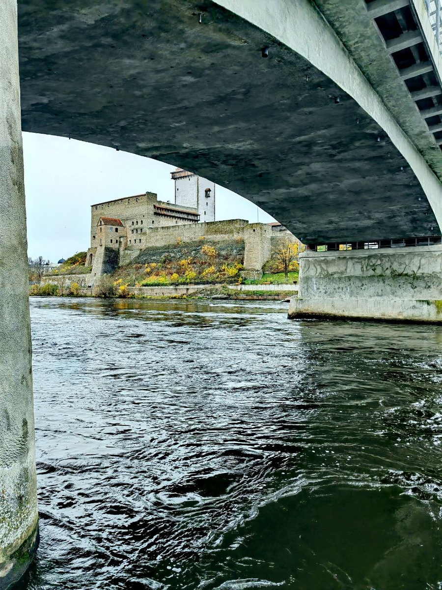 Напомню, что для посещения Ивангорода гражданам РФ нужен специальный пропуск, поскольку город входит в пограничную зону. Пропуск можно заказать на госуслугах за 15 дней до предполагаемой поездки или напрямую обратиться в крепость. Там предложат заполнить необходимый бланк с данными всех пассажиров и транспортного средства и где-то через 3-4 дня получите ответ о том, что вас ждут.