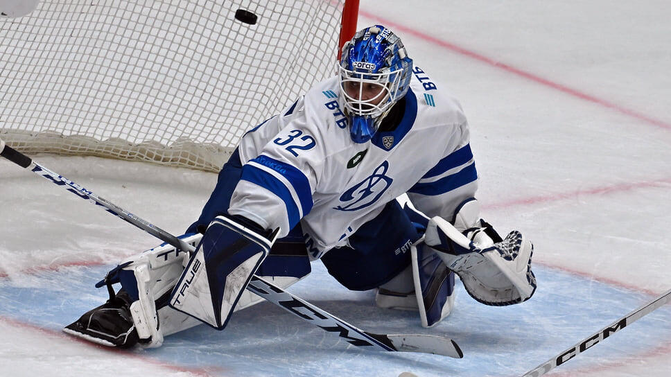 Вратарь команды "Динамо" Илья Коновалов.📷Фото: Иван Водопьянов / Коммерсантъ