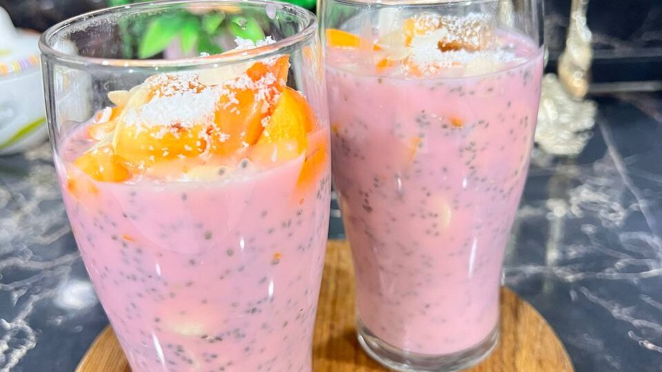 Семена чиа с йогуртом и фруктами